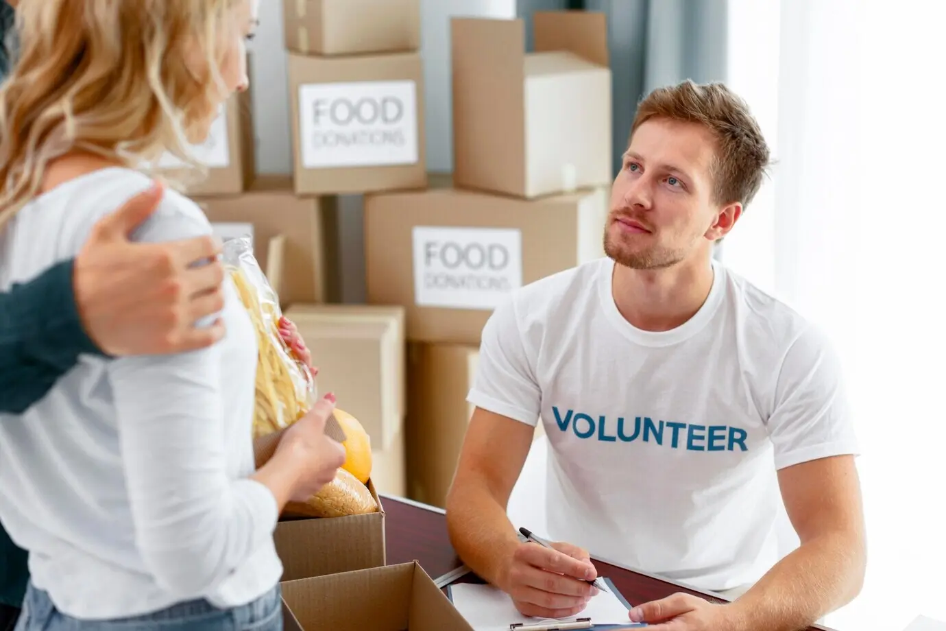 Добровольцы готовят еду для пожертвования.