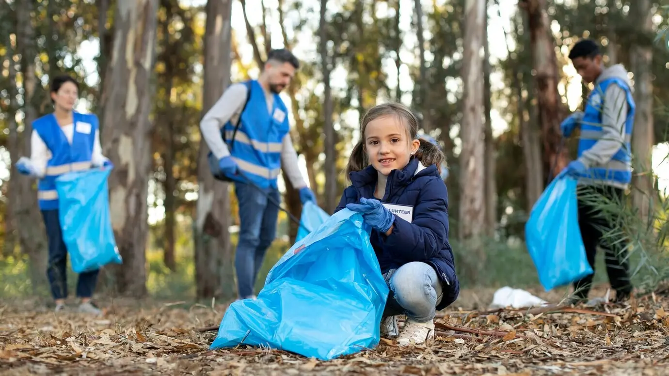 Волонтёры, снятые в полный рост, работают вместе.
